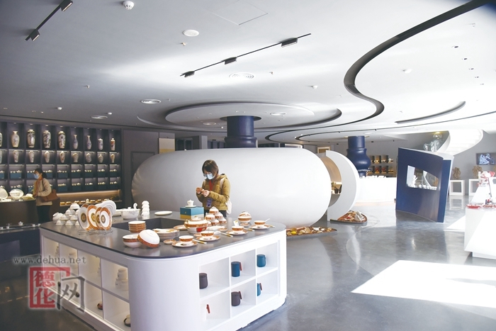 德化国际陶瓷艺术城是陶瓷文化展示中心.JPG