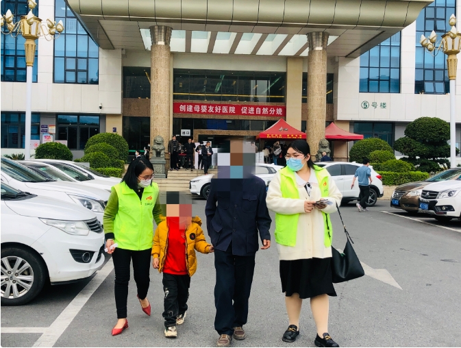 德化：困境儿童身染腿疾，社工、志愿者、爱心人士关怀温暖人心 - 憨鼠网