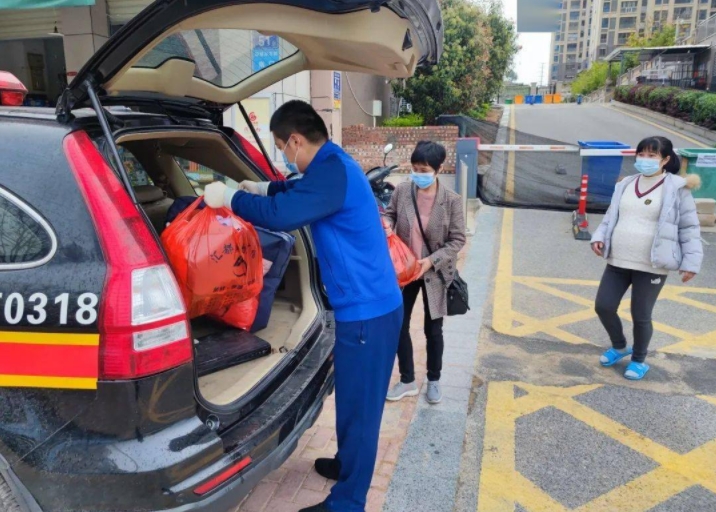 德化：孕妇临产遇疫情难叫车，消防救援人员暖心护送 - 憨鼠网