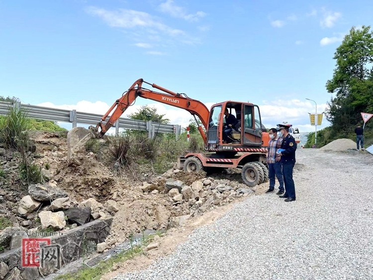 “吹哨”叫停!公路用地内架设广告牌行为违法! - 憨鼠网