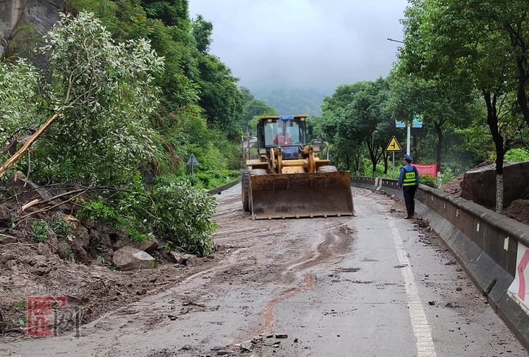 德化：降雨致公路多处溜方，公路人日夜保畅忙 - 憨鼠网
