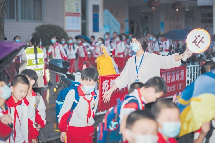 “警校家”联动护学 - 憨鼠网