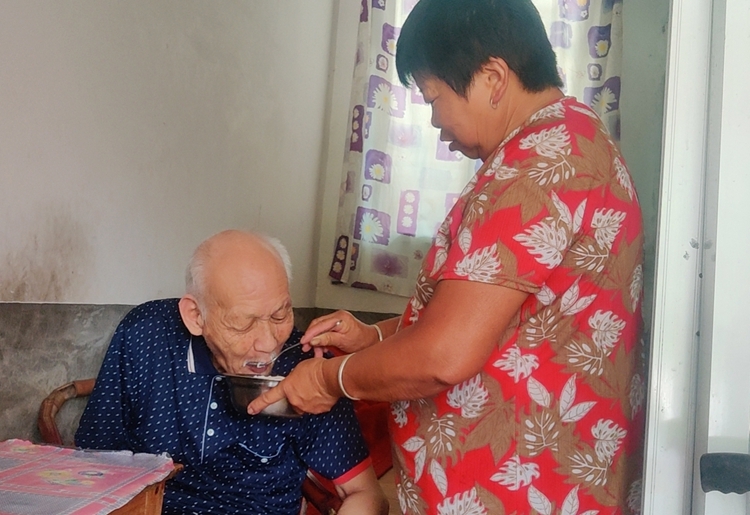 道德模范黄秀红：39年风雨无阻为爱相伴 - 憨鼠网