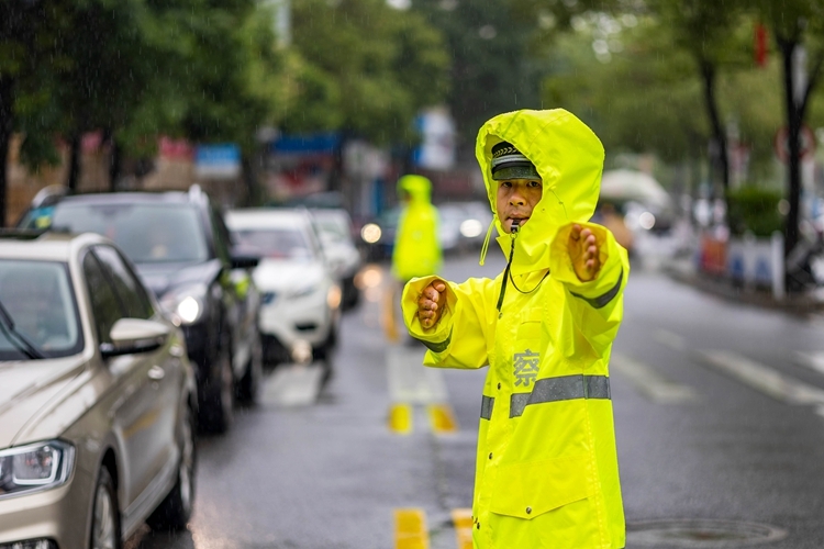 交警雨中坚守保畅通 - 憨鼠网