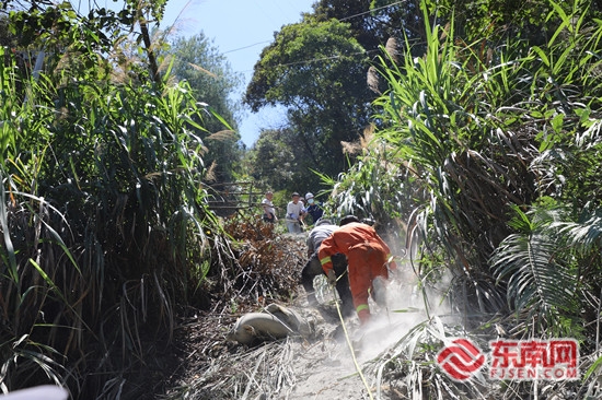 德化：中型货车冲出路面，消防紧急救援 - 憨鼠网