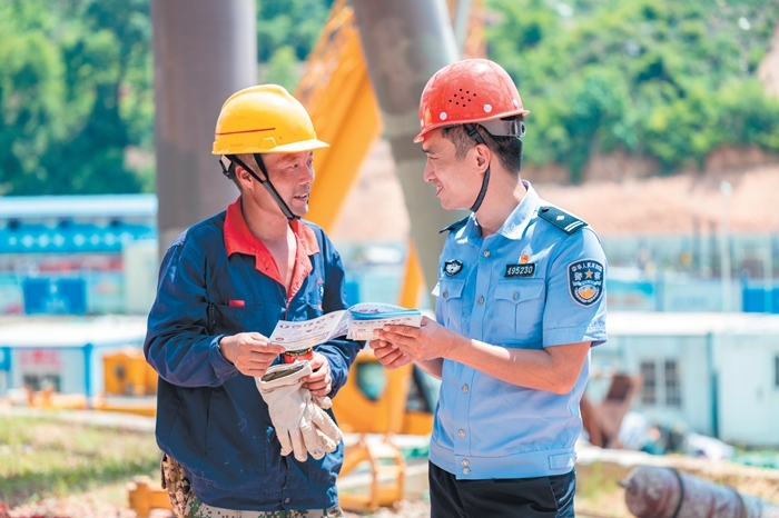 禁毒宣传进工地 携手共筑防毒墙 - 憨鼠网