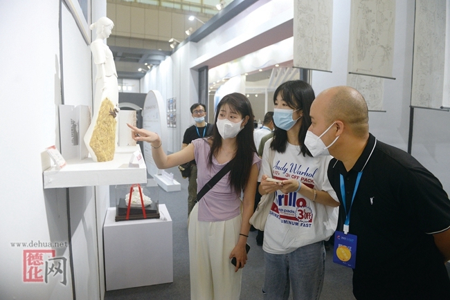 在江苏（南京）版博会上，民众参观德化创意陶瓷作品。.JPG