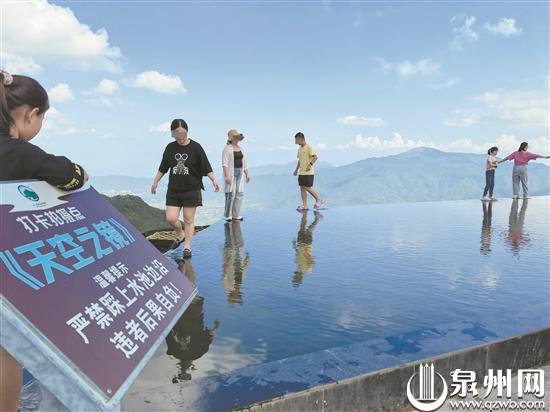 景区内乱丢垃圾踩上水池 不文明现象煞风景 - 憨鼠网