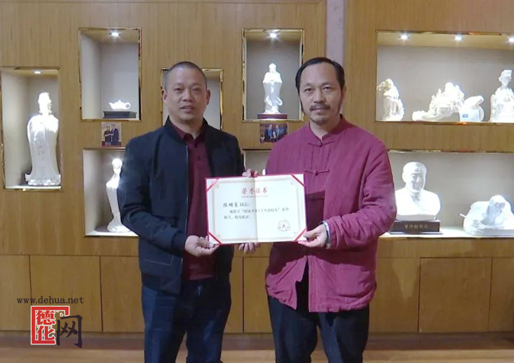中国工艺美术大师陈明良荣获“国家开放大学首届杰出校友”称号 - 憨鼠网