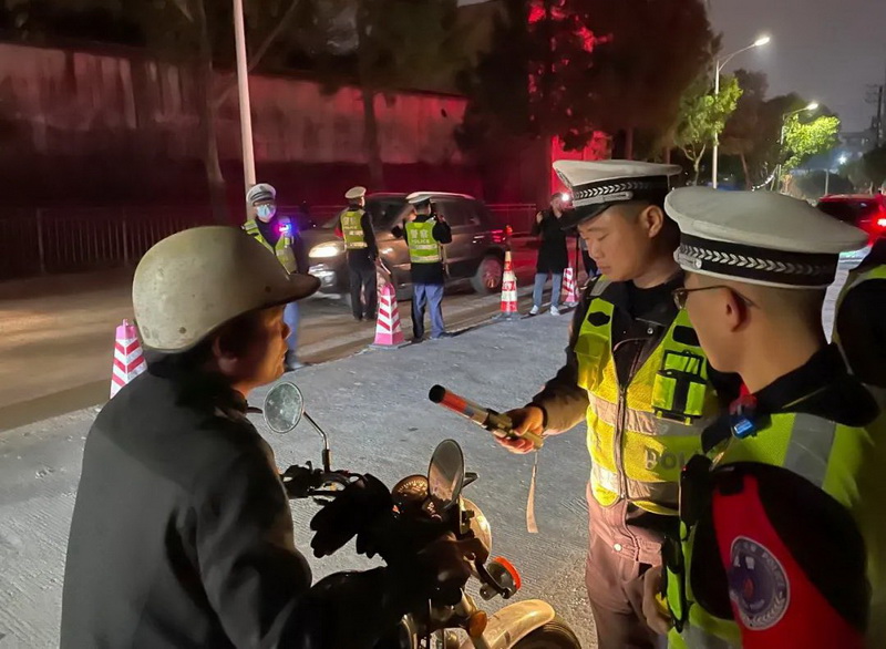 县公安局交警、巡特警持续开展夜查统一行动 - 憨鼠网