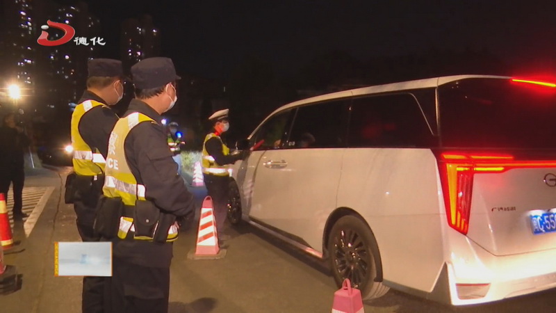 县公安局交警、巡特警持续开展夜查统一行动 - 憨鼠网
