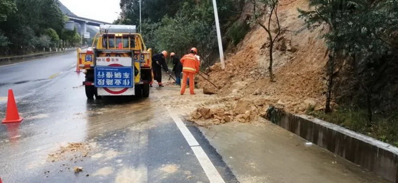 山区公路出现多处险情 公路人紧急抢险 - 憨鼠网