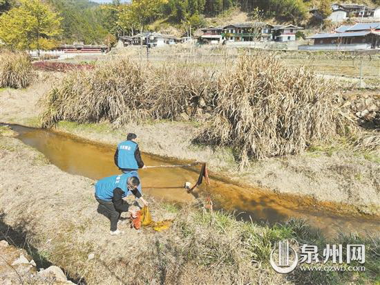 改造新方法——社区矫正对象清理河道垃圾 - 憨鼠网