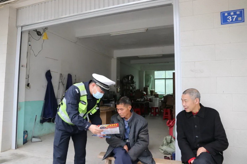 交警宣传进农村 安全守护入民心 - 憨鼠网