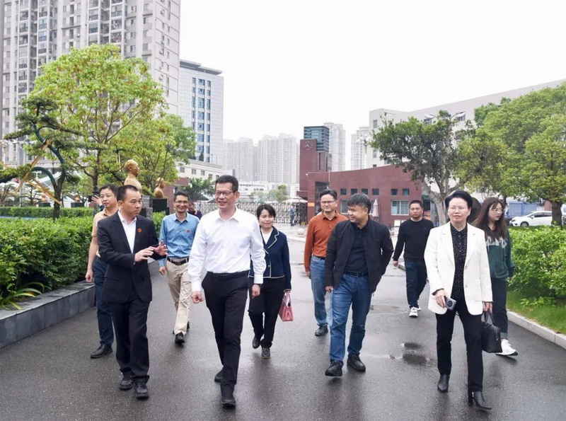 县委书记黄文捷调研教育工作 - 憨鼠网