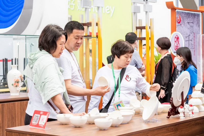 福建德化：高端餐具在“广交会”上走俏 - 憨鼠网