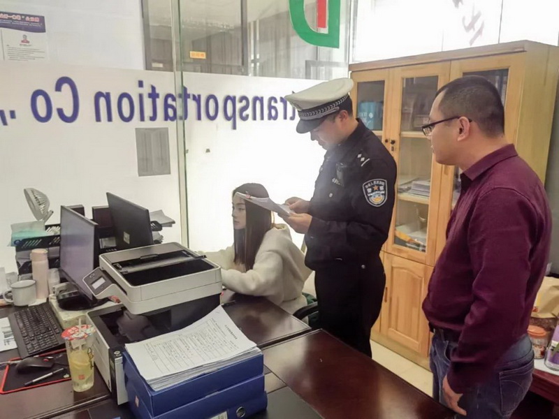 交警宣传进企业 警企联合抓安全 - 憨鼠网