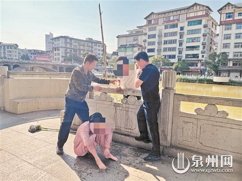 浐溪有人落水 他俩放下长竹竿救人 - 憨鼠网