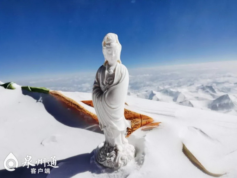 双峰首晤！他身背德化瓷塑登顶珠峰，美图燃爆！ - 憨鼠网