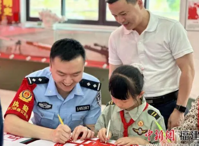 铁路安全记心中 “云溪刻纸”有传承 - 憨鼠网