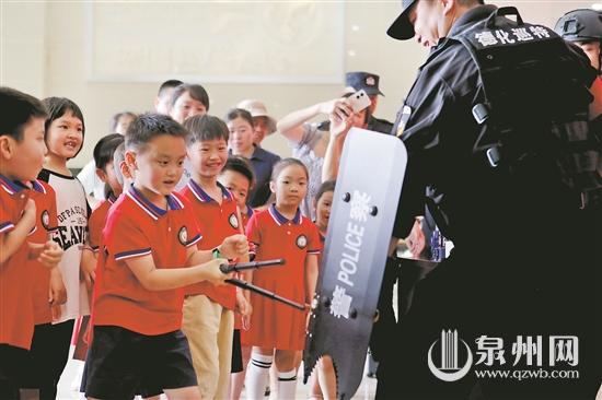 萌娃进警营 解锁“警”彩“六一” - 憨鼠网
