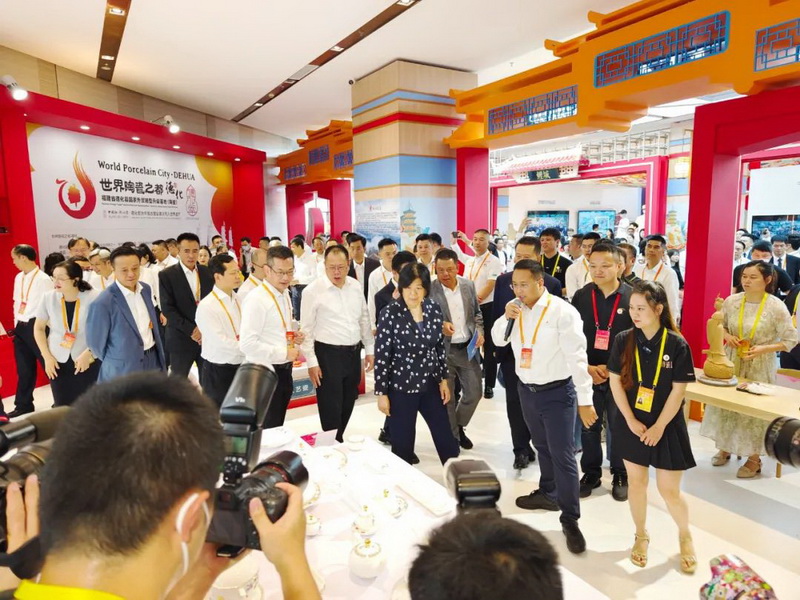 “中国白·德化瓷”亮相国潮泉州优品展示中心 - 憨鼠网