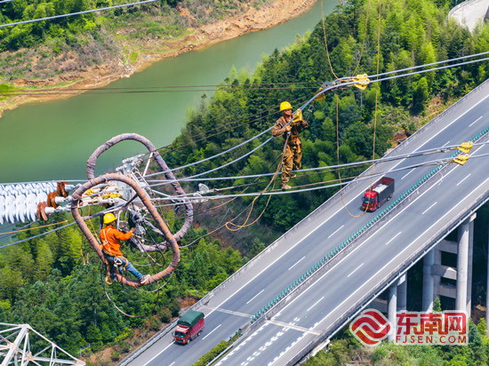 福建北电南送特高压交流输变电工程线路工程(德化段)实现全线贯通 - 憨鼠网