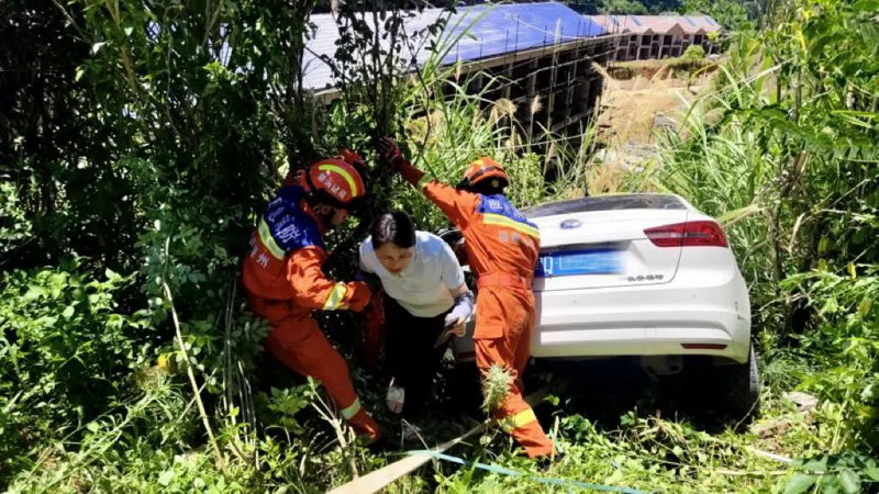归队途中遇车祸 民警快速出警 - 憨鼠网