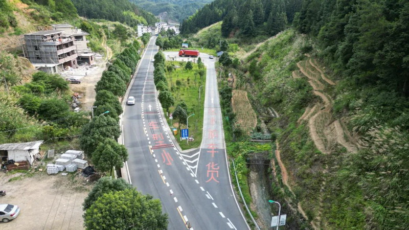 关于省道215线赤水镇加水站路段货运车辆限制直行的通告 - 憨鼠网