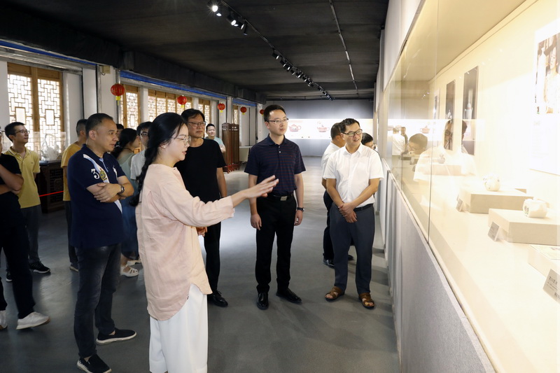 “福见百壶”陆明生紫砂艺术、德化陶瓷艺术联展开幕 - 憨鼠网