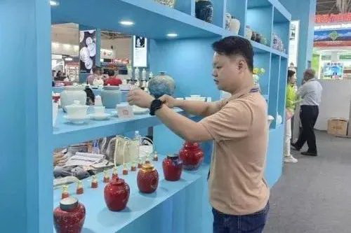 德化陶瓷首次亮相2023商博会 百余件瓷艺作品荟萃 - 憨鼠网