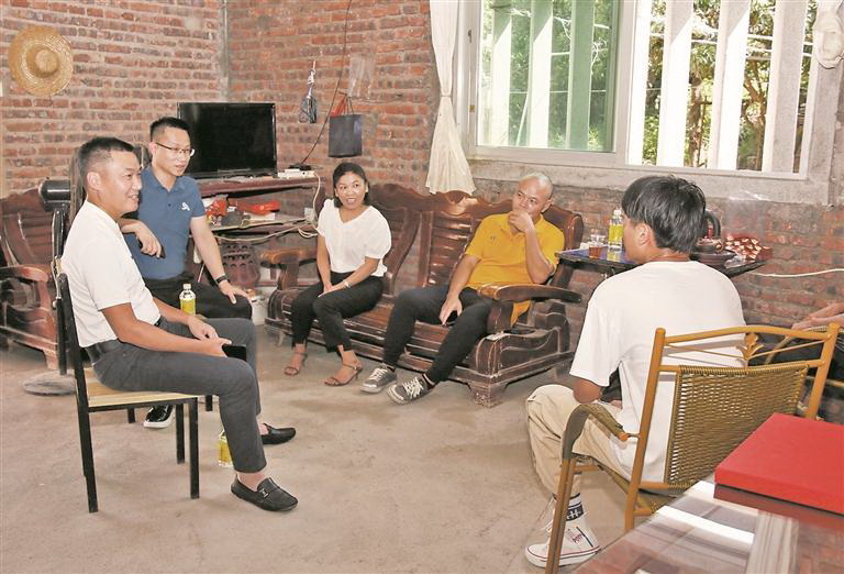 爱心人士走访慰问受助学子——精神上鼓励 资金上帮扶 - 憨鼠网