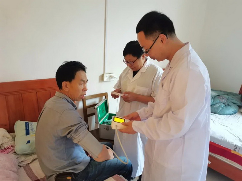 台风天村民突发高烧 乡卫生院火速送医上门 - 憨鼠网