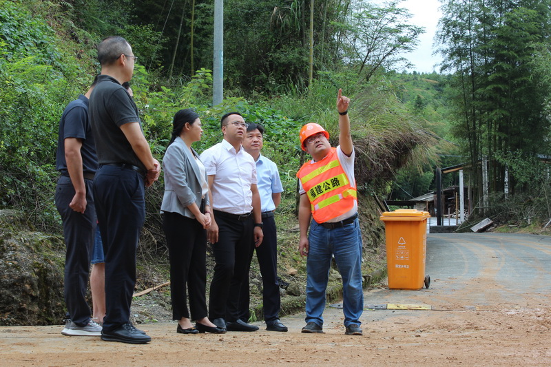 方俊钦县长一行深入省道215线查看台风后公路抢毁工作 - 憨鼠网