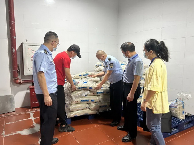 德化开展点题整治中小学配餐及食堂食品安全问题专项检查 - 憨鼠网
