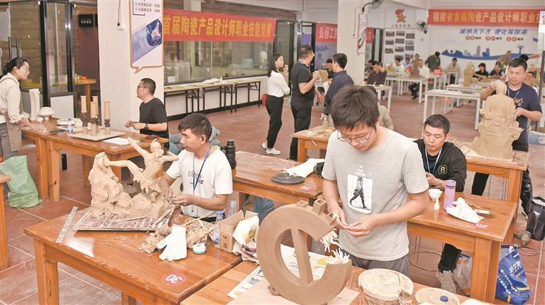 “瓷匠”同台 赛技能 - 憨鼠网
