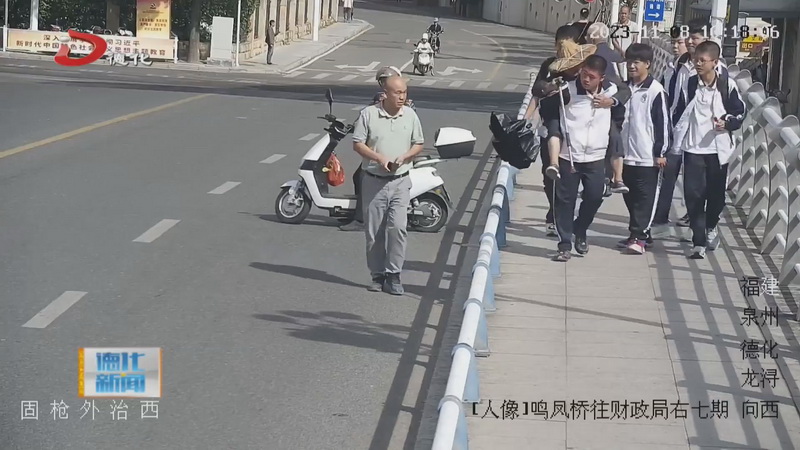拄拐老人过桥步履蹒跚 路过学生停下背起老人 - 憨鼠网