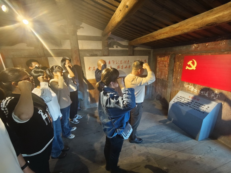 县统计局走进美湖镇开展“循足迹、悟思想、铸忠魂、担使命”主题党日活动 - 憨鼠网