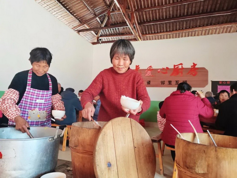 赤水镇猛虎村:爱心食堂快乐话仙,爱心乡贤分发手电 - 憨鼠网