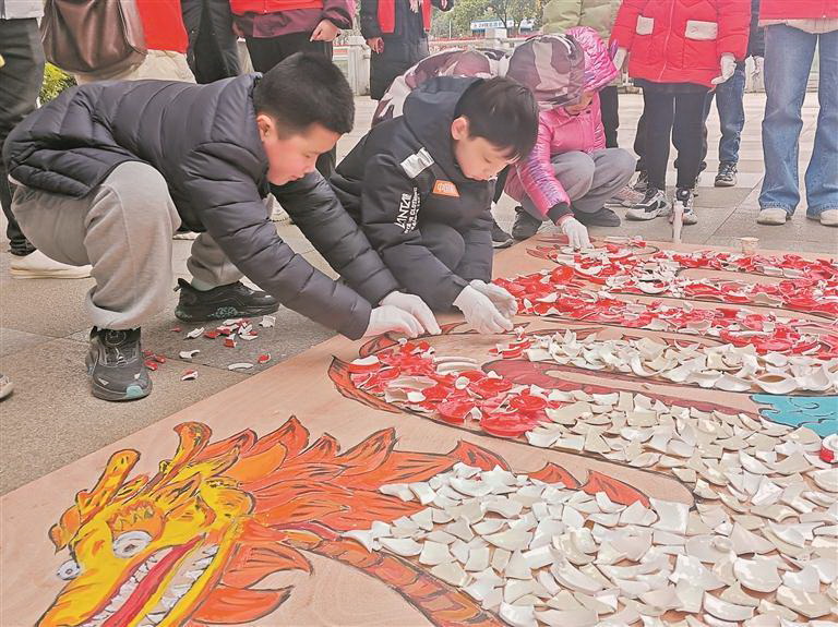 贴瓷龙 迎新年 - 憨鼠网