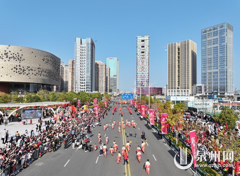 航拍视角下的“龙腾东海·福满泉州”民俗踩街活动 - 憨鼠网