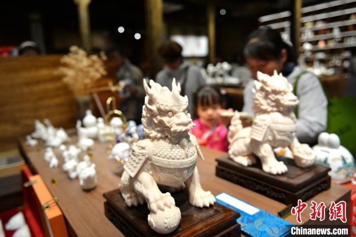 (新春见闻)福建德化陶瓷艺术品吸引游客 - 憨鼠网