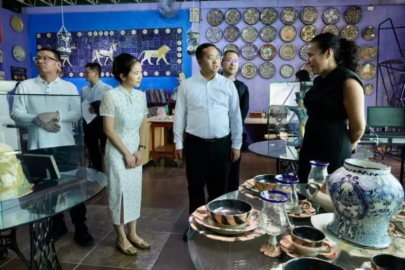 “中国白·德化瓷”国际巡展团队参访墨西哥普埃布拉塞利娅陶艺公司 - 憨鼠网