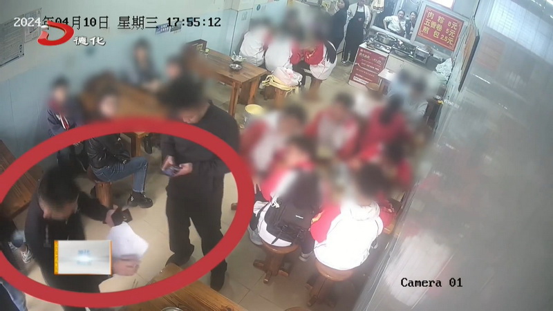 民警暖心执法：先把面吃完 钱我付 - 憨鼠网