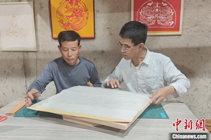 （八闽千姿）闽南古村刻纸手艺人：以刀为笔绘自然 - 憨鼠网