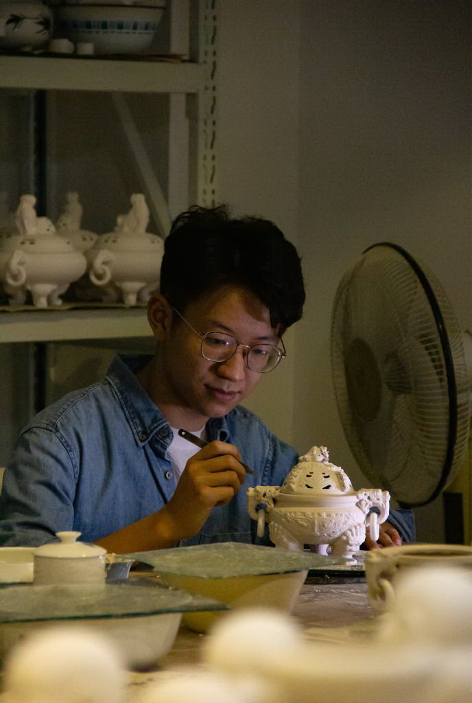 “00后”德化瓷塑传人苏泓亦：千年瓷泥遇上青年匠心 - 憨鼠网