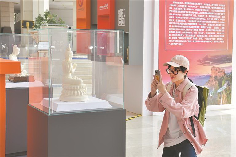 “人生如瓷”中国白 百炼成器向未来 - 憨鼠网