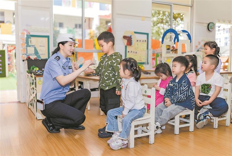 民警进校说安全 - 憨鼠网