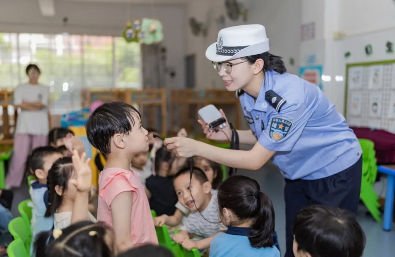 交警守护“童年路” 安全教育进校园 - 憨鼠网