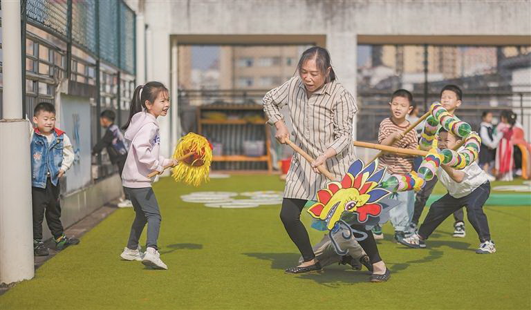 “自制体育器材评比”活动  激发幼儿对体育活动的热爱 - 憨鼠网